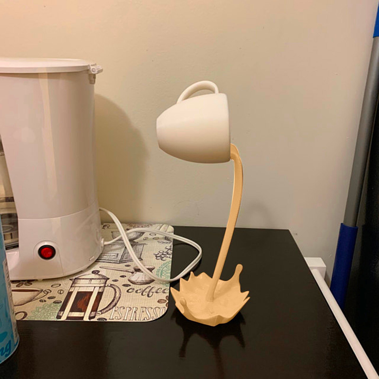 Floating Spilling Coffee Cup Sculpture Suspended Coffee Cup 3d Resin Standing Mug Home Bar Table Art Decor Ornaments