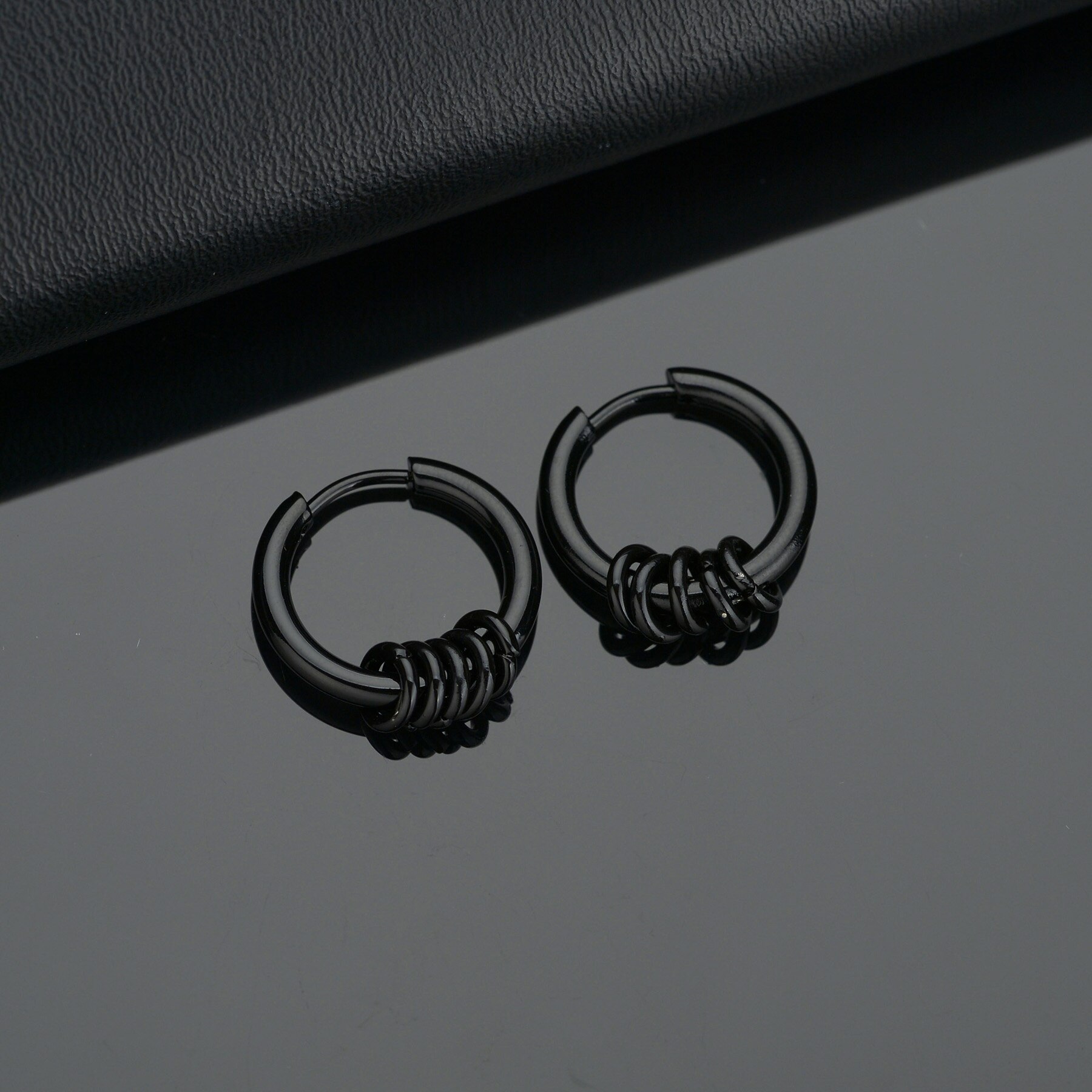 Pendientes de aro de acero inoxidable para hombres y mujeres, círculo pequeño, Bola de Metal, hebilla de oreja antialérgica, joyería Rock Hip Hop, 1 par: Blanco / Color dorado