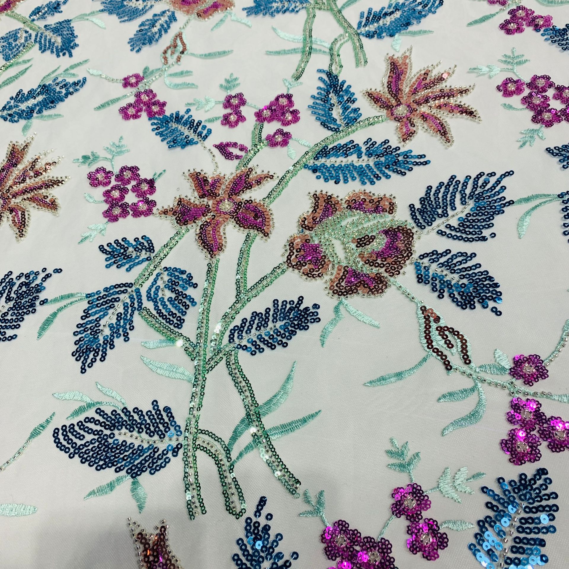 Tissu brodé en maille multicolore à paillettes et perles, 2022