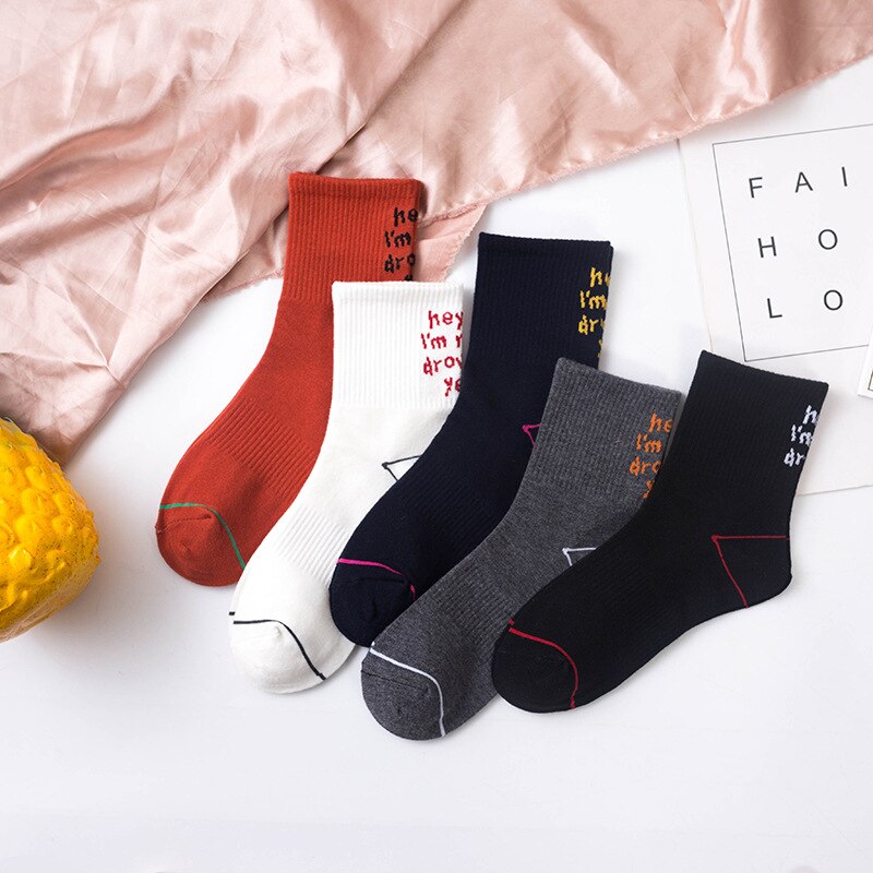 Kvinder sjove halajuku humoristiske ord trykt sokker hæle sokken hip hop street skateboard basket ball sokker unisex crew