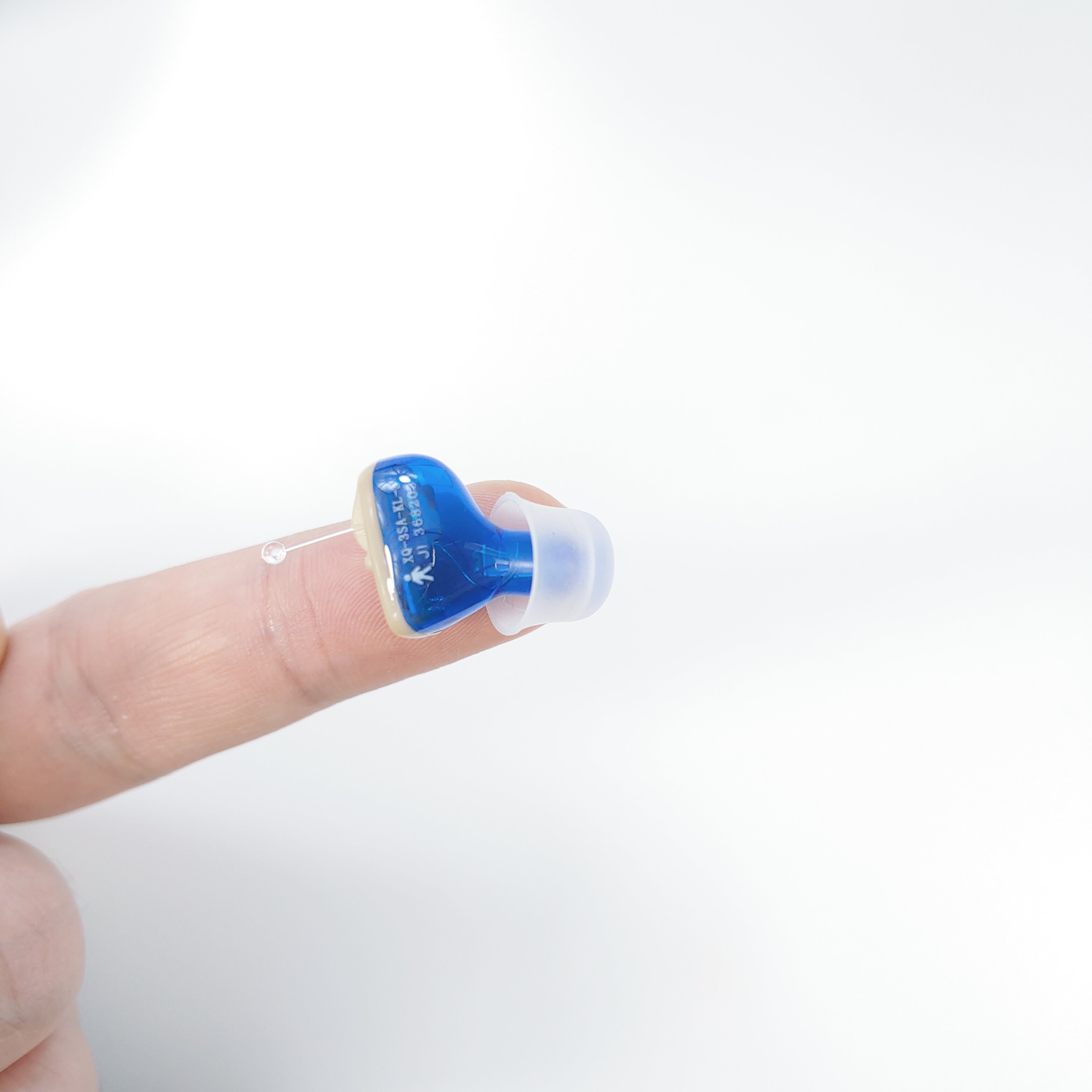 Digitalt høreapparat venstre og højre øre høreforstærker ældre lille mini praktisk batteri fritid rød blå høreapparater