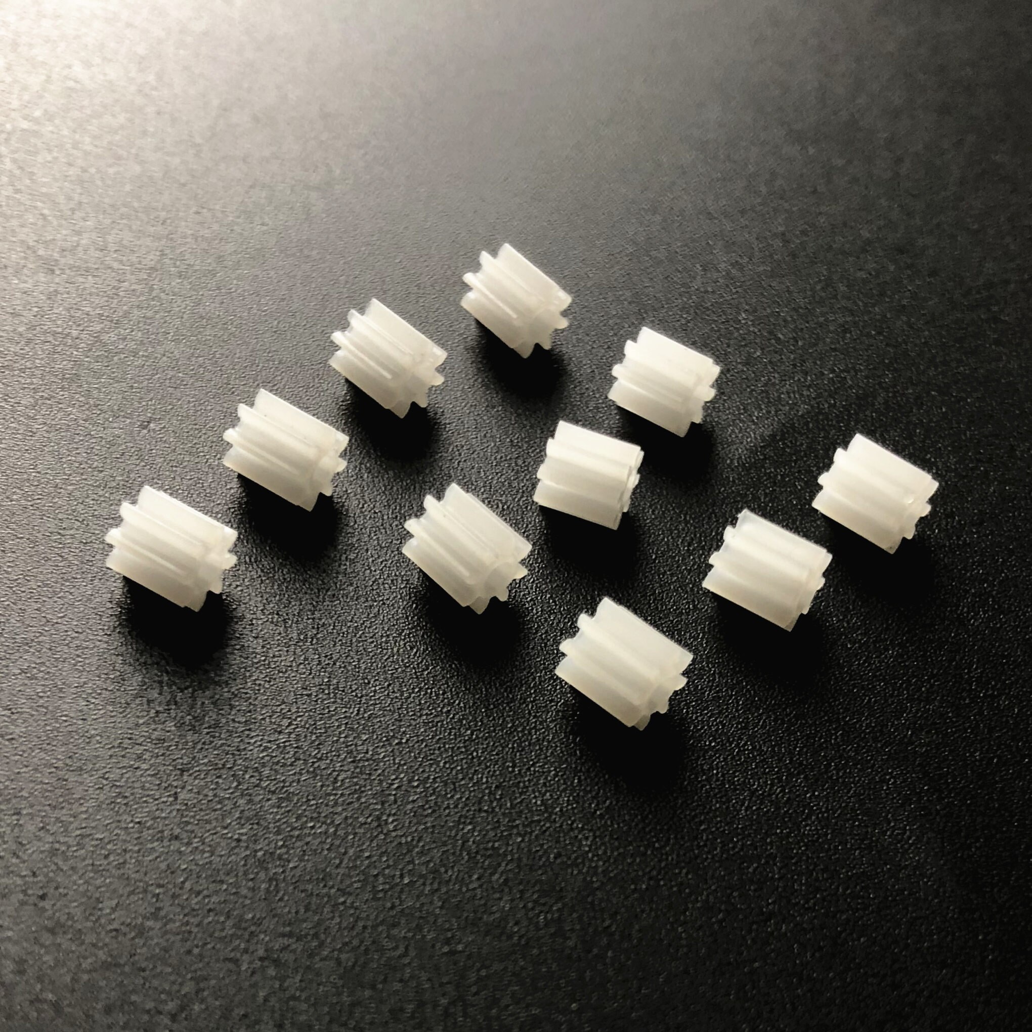 30Pcs 8-2A 0.5 Modulus 9 Teeth Plastic Gear Cog for 2mm Toy Car Motor Shaft Mini Plastic Motor Shaft Gear toy gear