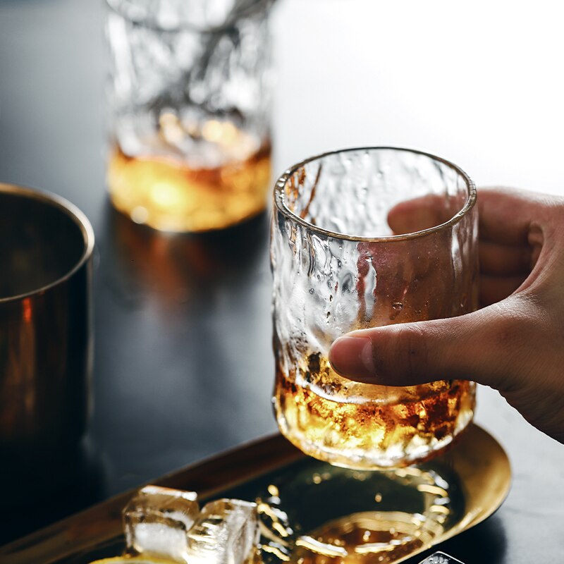 Japansk stil enkelhed whisky glas træ tekstur spiritus brandy øl gennemsigtig vand kop bar husstand vaso