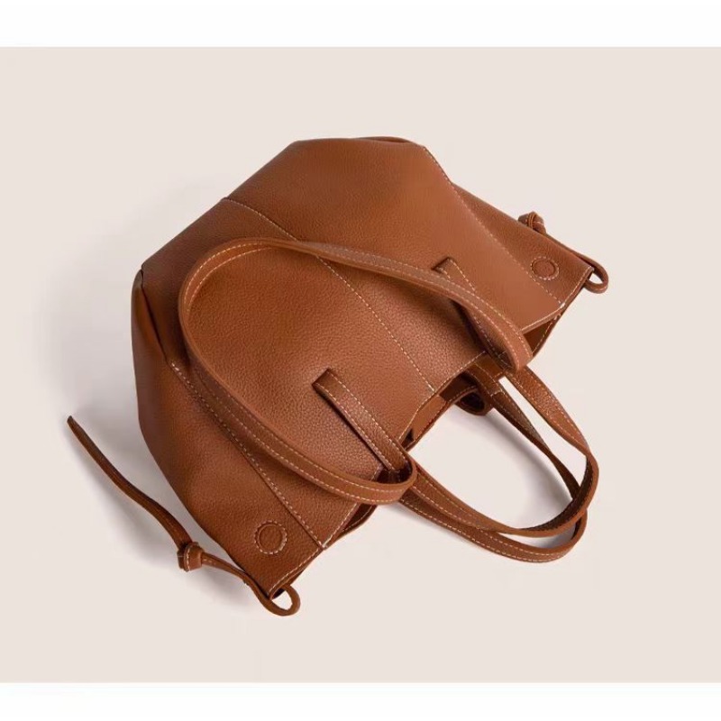 Handheld tote bag with large capacity, trendy and fashionable women's bag, niche and high-end single shoulder bag