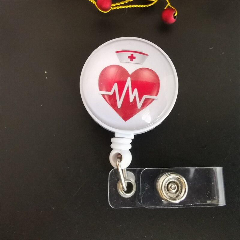 Salg 1 stykke tilbagetrækkelig kærlighed hjerte sygeplejerske badge holder hjul læge id badge klip udstilling navneskilt kortholder