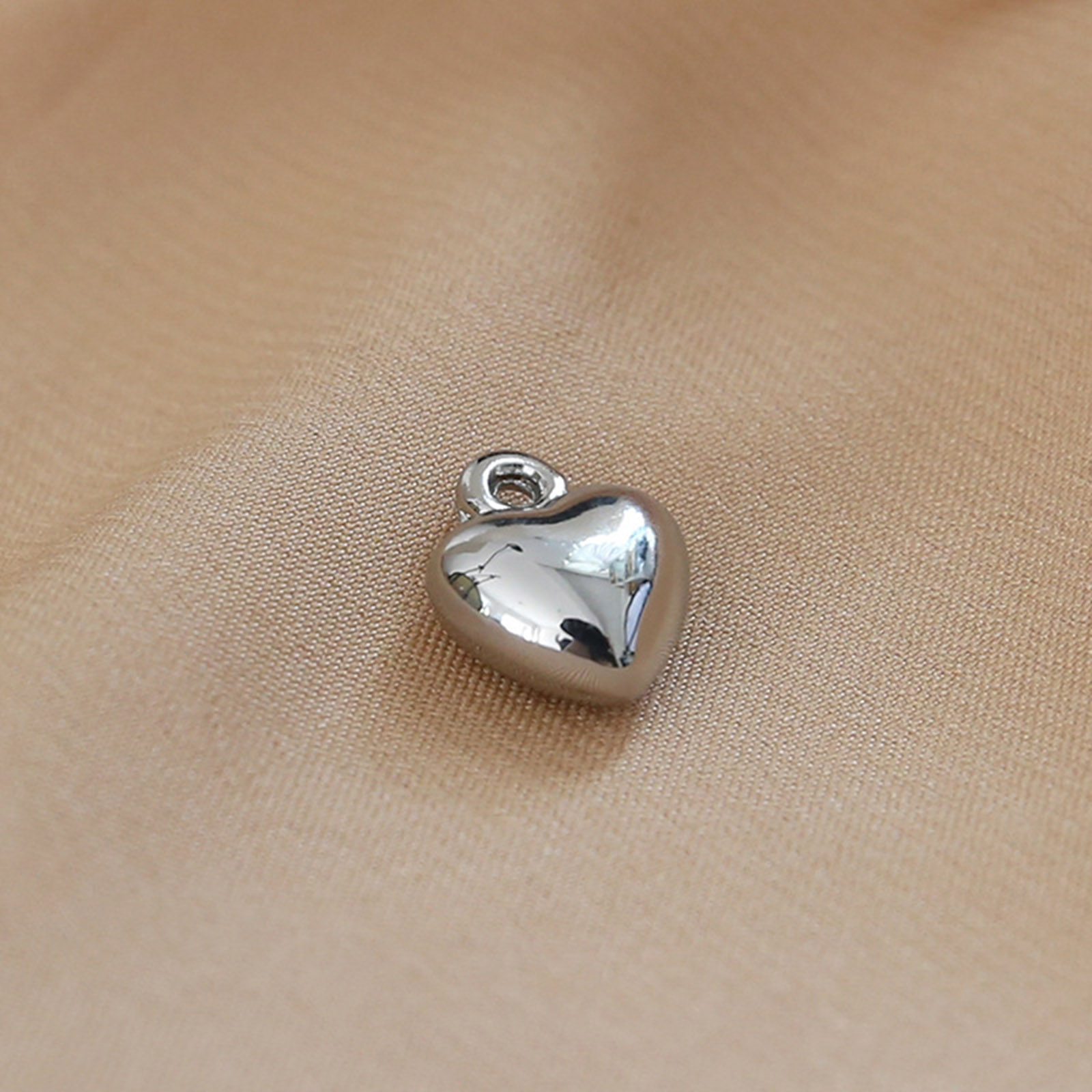 Dijes minimalistas 3D de corazón, colgante de resina de bola de corazón de melocotón chapado brillante para bricolaje, pendientes, collar, fabricación de joyas de , 5 piezas: Chapado en platino