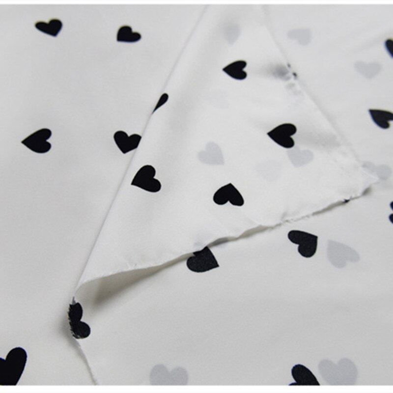 Meio metro 2020 nova chegada primavera verão fundo branco com amor coração impressão plana cetim tecido para vestuário vestido de moda t1358