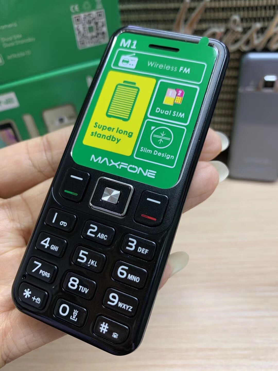 Mini-mobiel met m1 drukknoppen, 1.4 inch dual-sim, basistoetsenbord, zaklamp,  mp3 camera's, fm-radio, kleine goedkope mobiele telefoon: Maxfone  m1 met 16gb / Zwart