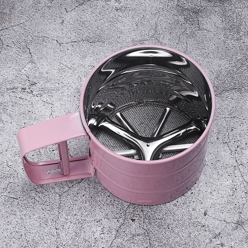 Colador de harina de mano de acero inoxidable, herramienta semiautomática para hornear, colador de harina prensado a mano, color rosa