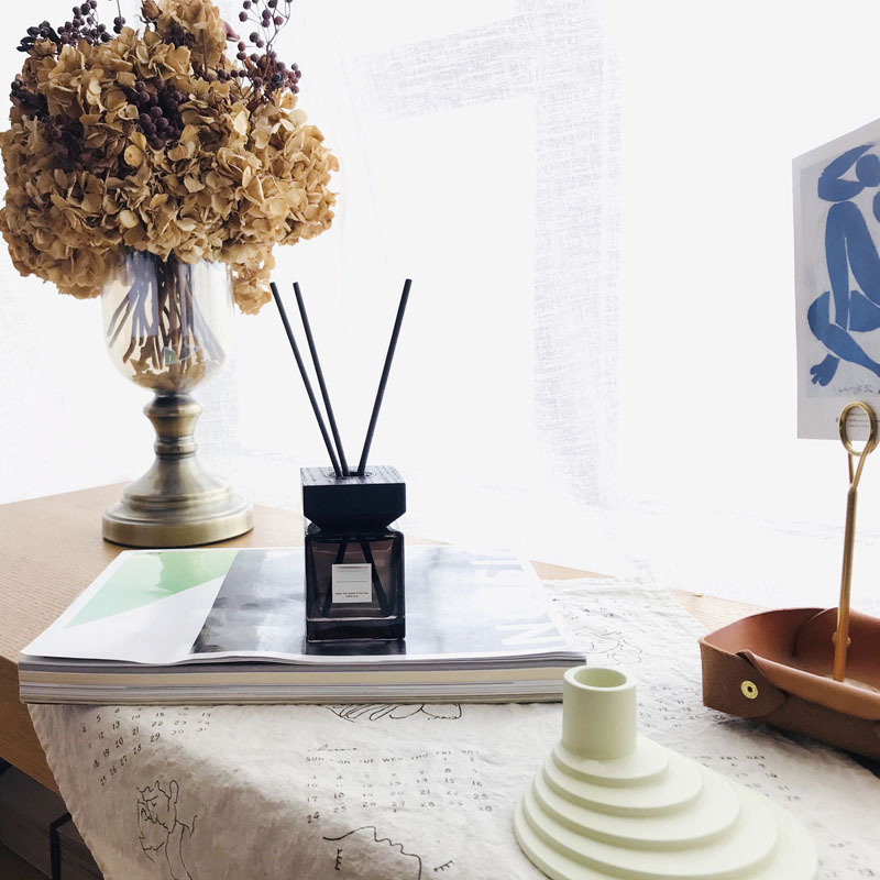 150ml Reed Diffuser with Natural Wooden Cap, Squre Diffuser and Black Fiber Rattan Sticks Shangri-la Hilton English Pear Fressia