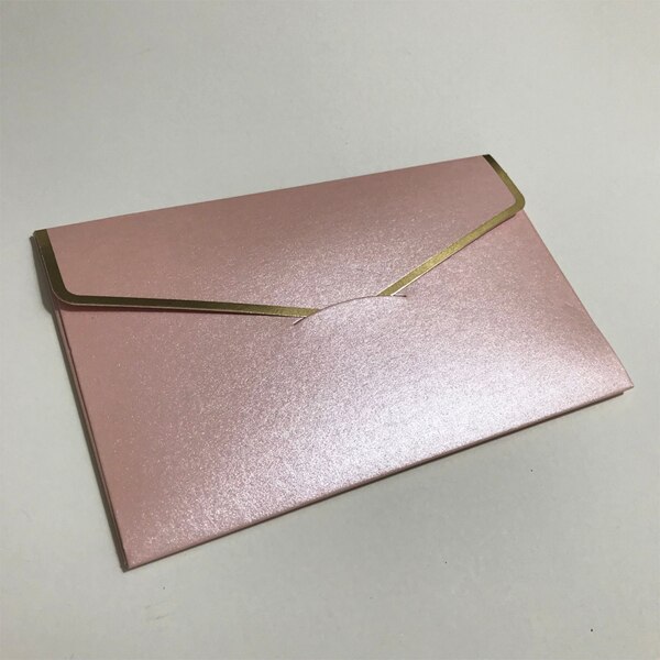 25 stuks 175 x 110mm(6.8 x 4.3 inch) parelkleurige enveloppen met gouden rand voor dikkere uitnodigingsenveloppen: Roze