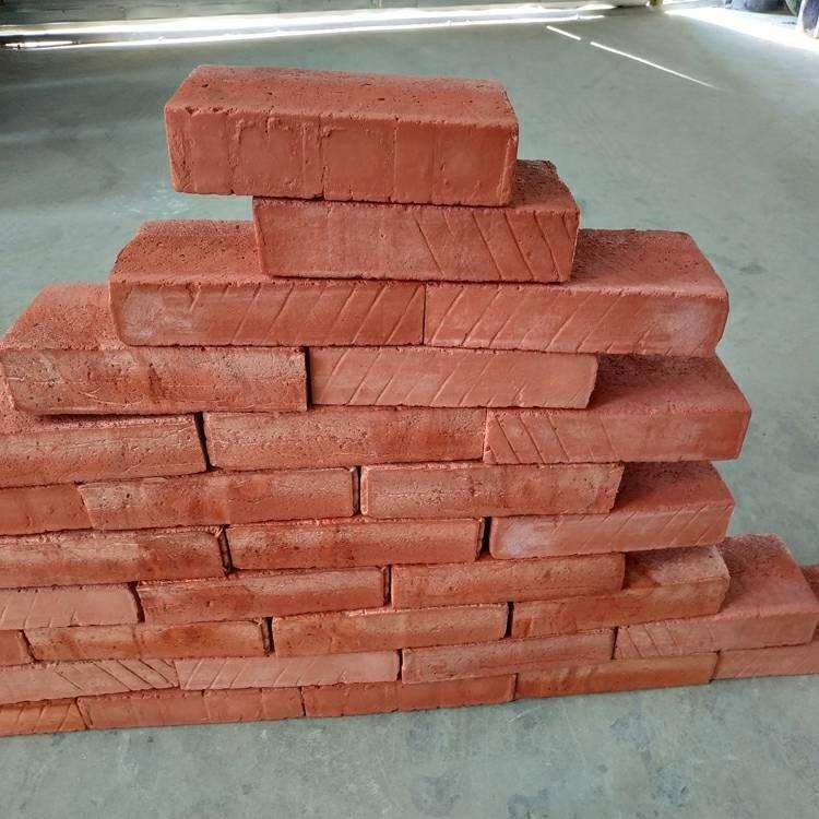 Simulation bricks, solid bricks for film and television props, show bricks with bare hands, the crew filming concubine bricks