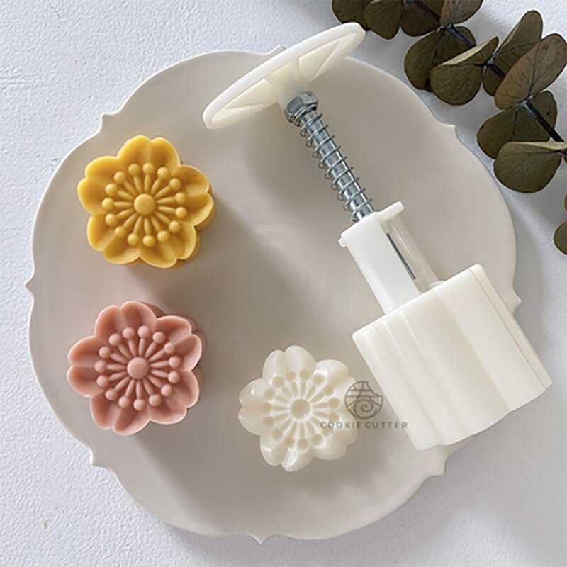 DIY 3D Mooncake Mould Set 50g Flowers Pattern Shape Moon Cake Mold Hand Press Plunger Cookie Molds for Mid-Autumn Festival: 50g B