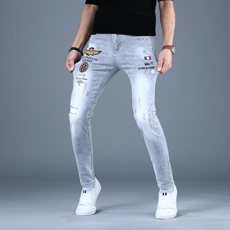 Sommer mænd broderi flået jeans mand slim fit stretch blyant bukser streetwear jean brev badge denim bukser