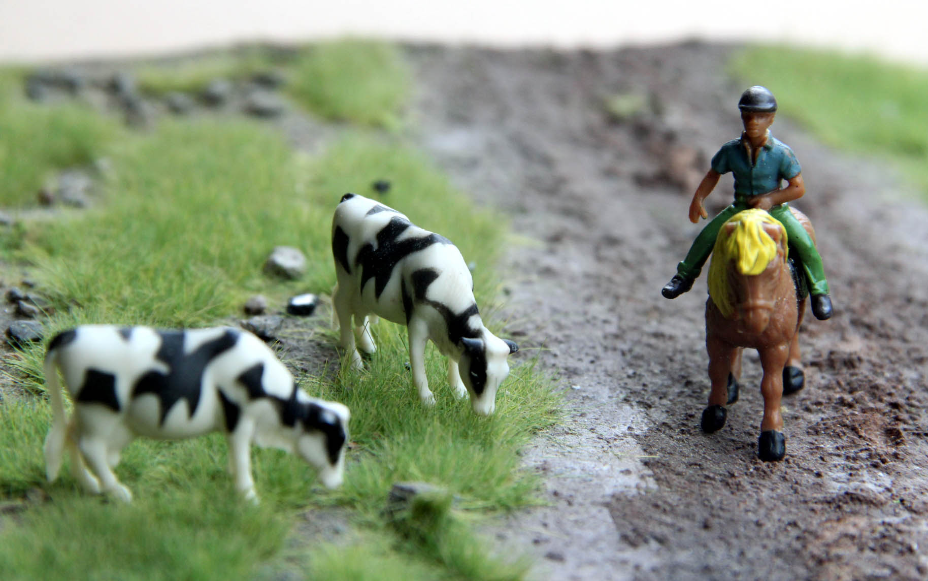 Scale 1:64 Riding Miniature Horse People With Cows For Architectural Farm Working Man Railway Layout Landscape