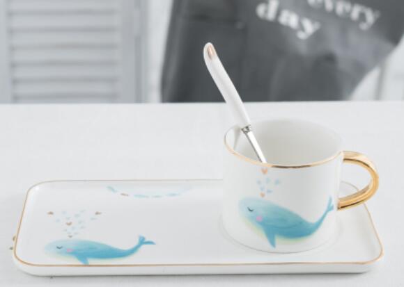 Kort snygg tecknad blåval kaffekopp vacker liten färsk tårta dessert tallrik svart tekopp: Val