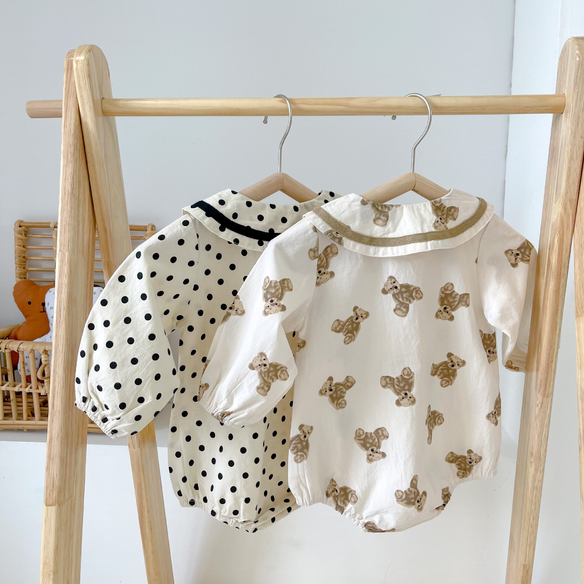 Herbstlicher Baby-Karosserie mit langen ärmeln und bärenmuster aus baumwolle für jungen, kleinkinder und mädchen – süßer strampler mit bärenprint.