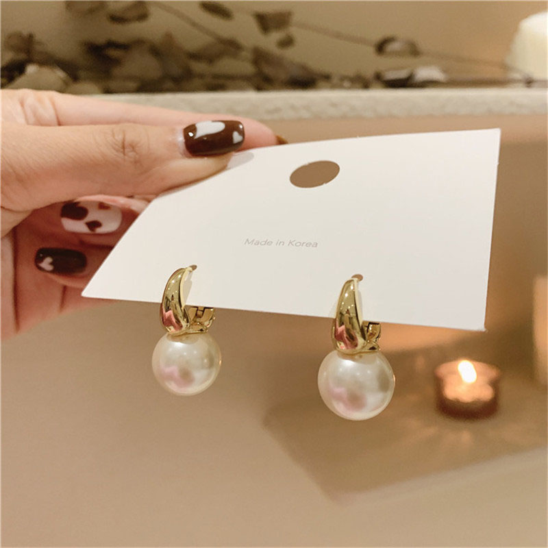 Nuevos bonitos pendientes de aro con tachuelas de perlas para mujer, pendientes minimalistas de Color dorado, aros pequeños Huggies, joyería de para boda