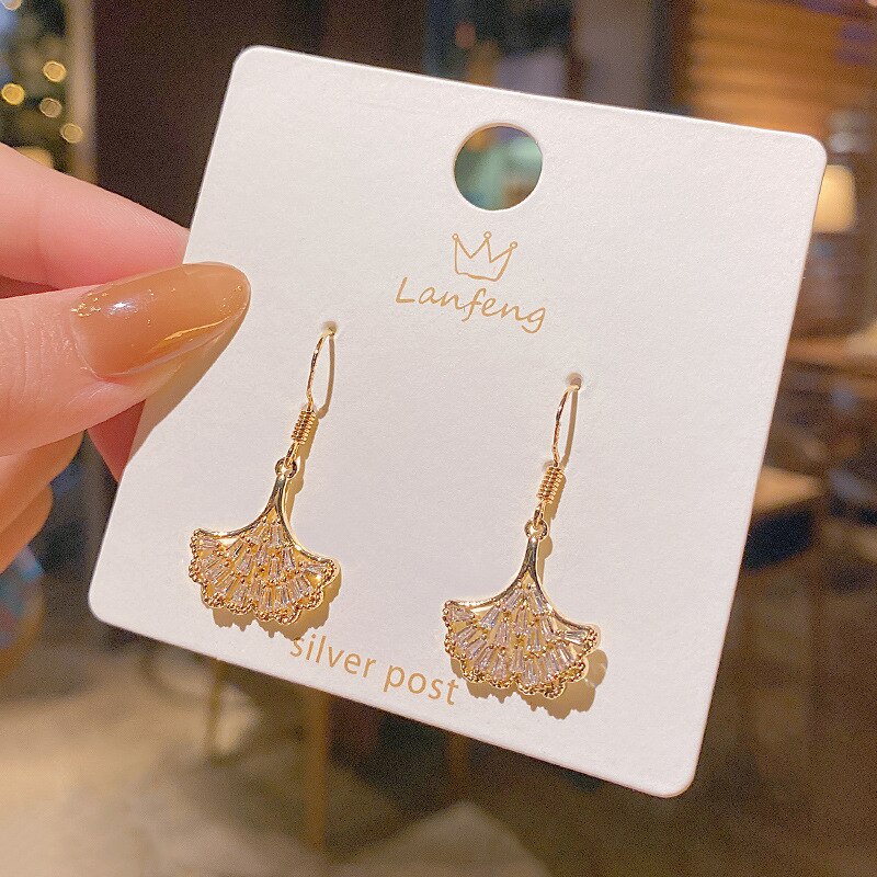 Luxuriöse ohrstecker aus 14k echten gold- und  s925 silbernadeln mit zirkonia-fassung in fächerform für damen