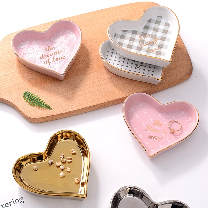 Pequeño en forma de corazon plato de porcelana pintado a mano plato de joyería de cerámica Plato decorativo bandeja Decoración de mesa