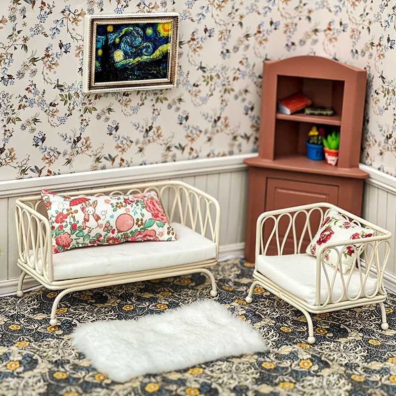 Witte metalen enkele en dubbele banken met witte kussens, minimalistische stijl, schaal 1:12, voor BJD/Ob11/pretend meubeldecor