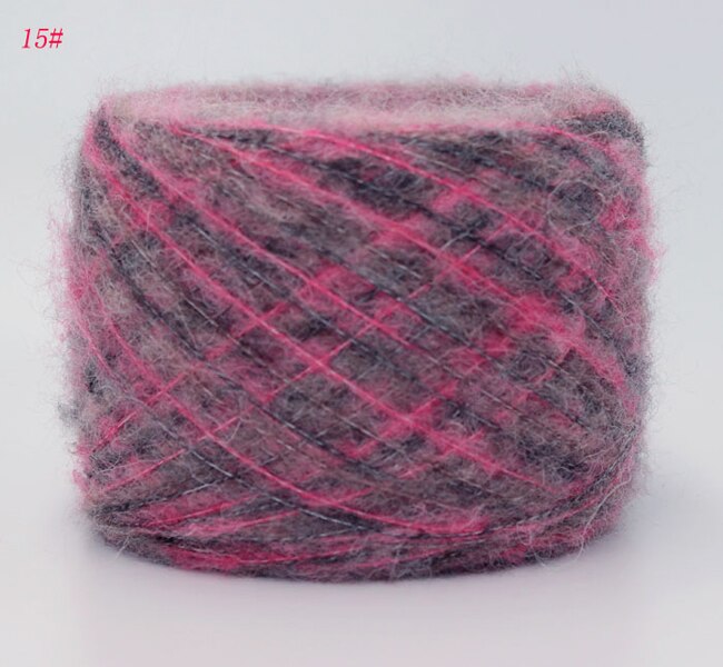 Grijze Bol Mohair Angora Wol Voor Het Breien Op Fluweel Stock Foto Grijze Bol Mohair Angora Wol Voor Het Breien Op Fluweel Stock Foto