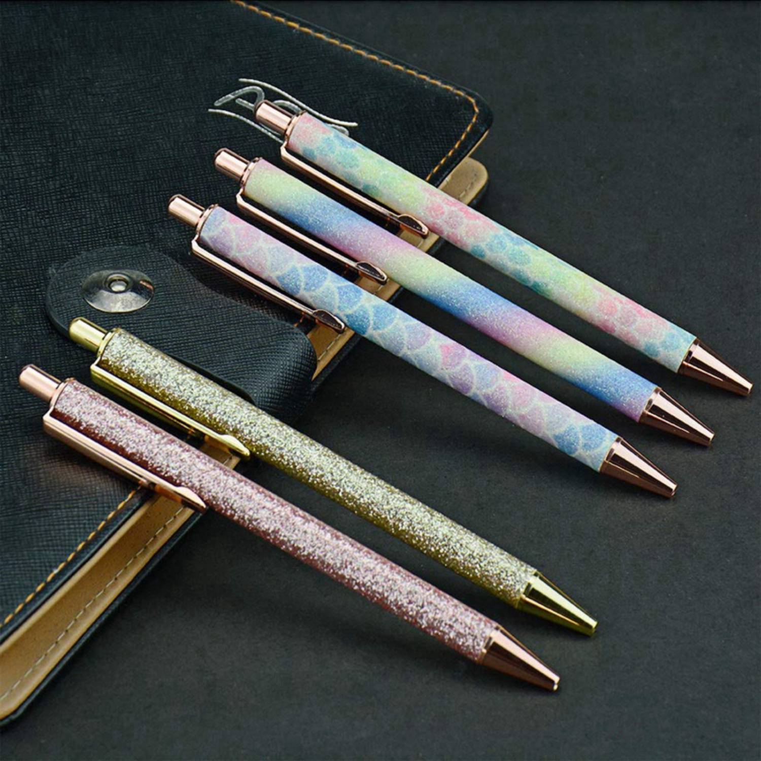 5 stuks intrekbare pennen, zwarte inkt, medium punt,  (1.0mm)  stuks roségoud & 100 stuks punaises, transparant plastic