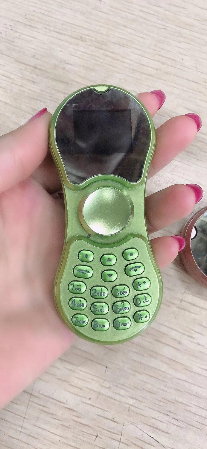 Fingertip gyro mobile phone personality candy bar decompression dual card dual standby mini mobile phone: 4