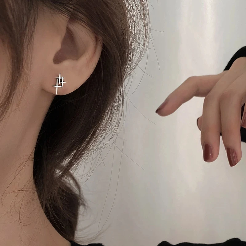 Pendientes asimétricos de estrella de cuatro puntas para mujer, aretes de tuerca de superhada, joyería Simple de Color plateado, 925: Pistola negra plateada