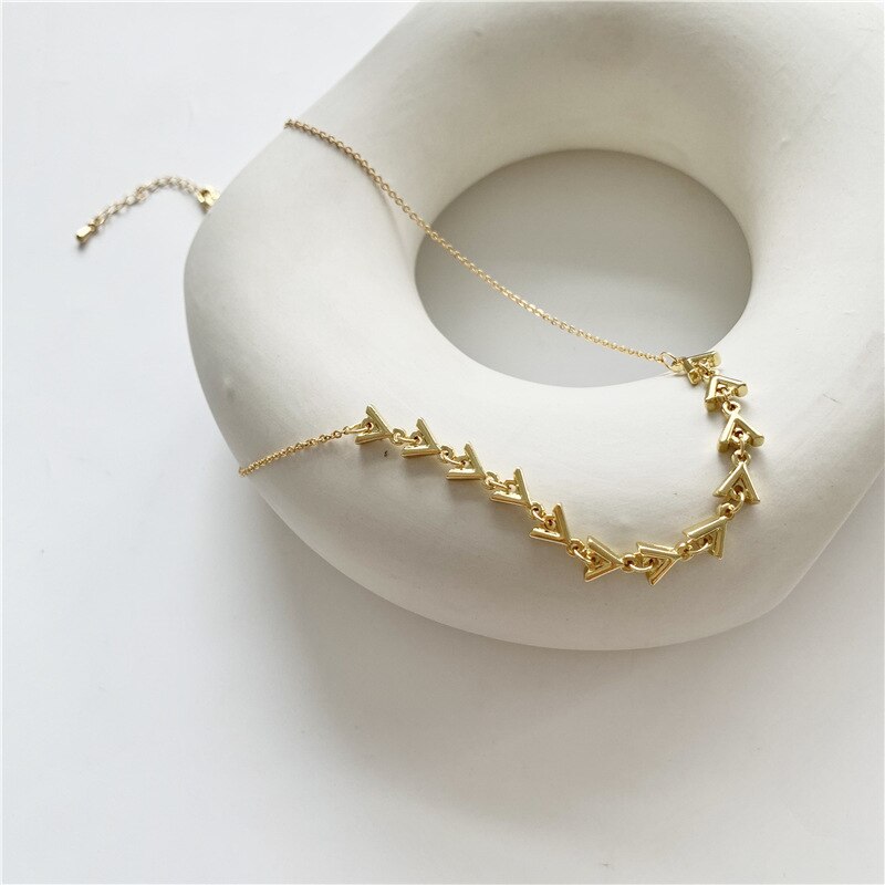 Koreaanse gouden driehoek vorm sleutelbeen keten sexy persoonlijkheid asymmetrische ketting vrouwelijke ketting creatief cadeau voor vrouwen.