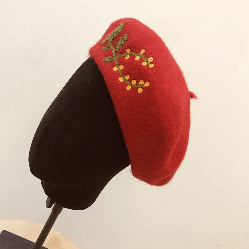 Klassieke Gebreide Warme Zachte Winter Baretten Geborduurde Bladeren Bloem Vrouwen Hoeden Wol Beanie Hoed Dames Franse Hoed 9 kleur: Rood