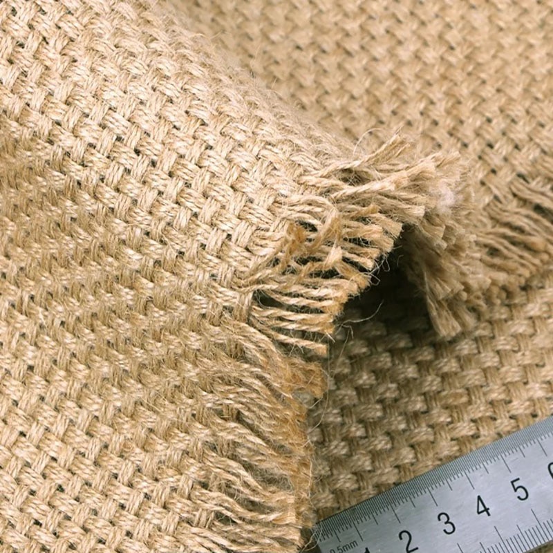 Klassisk jutebrun grov säckväv grovt tyg klädsel naturligt hantverksmaterial i metervara