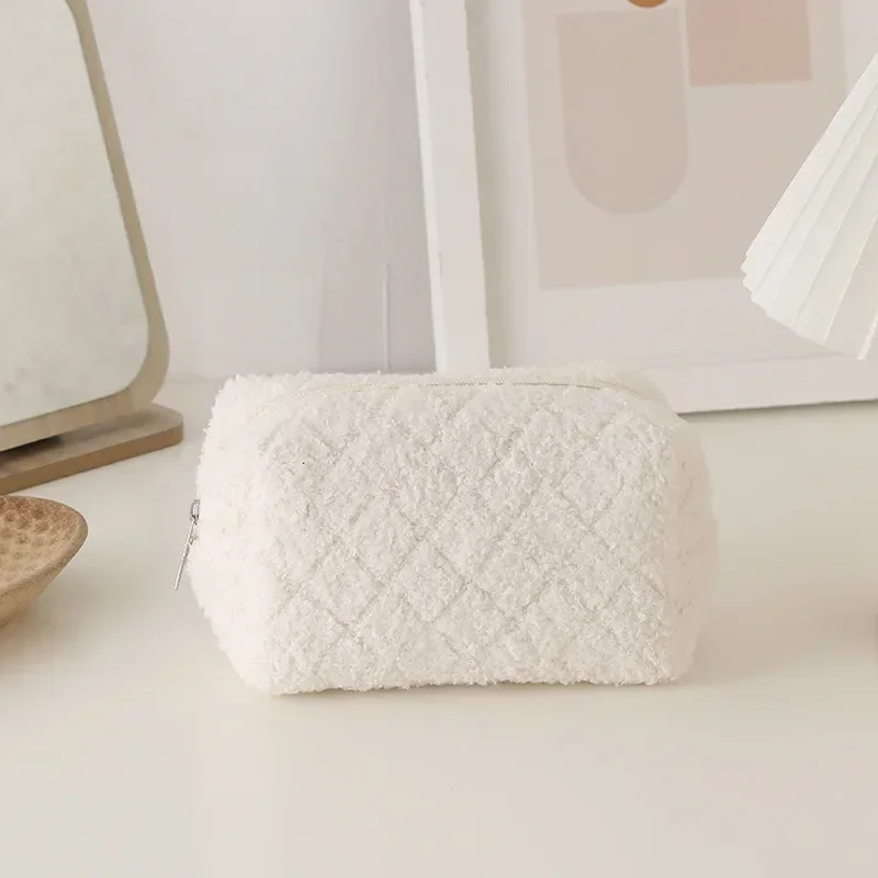 Cute Women's Cosmetic Bag Pencil Case Soft Plush Makeup Bag Lipstick Makeuo Pouch Jewelry Pencil Case Travel Cosmetic Organizer: WHITE