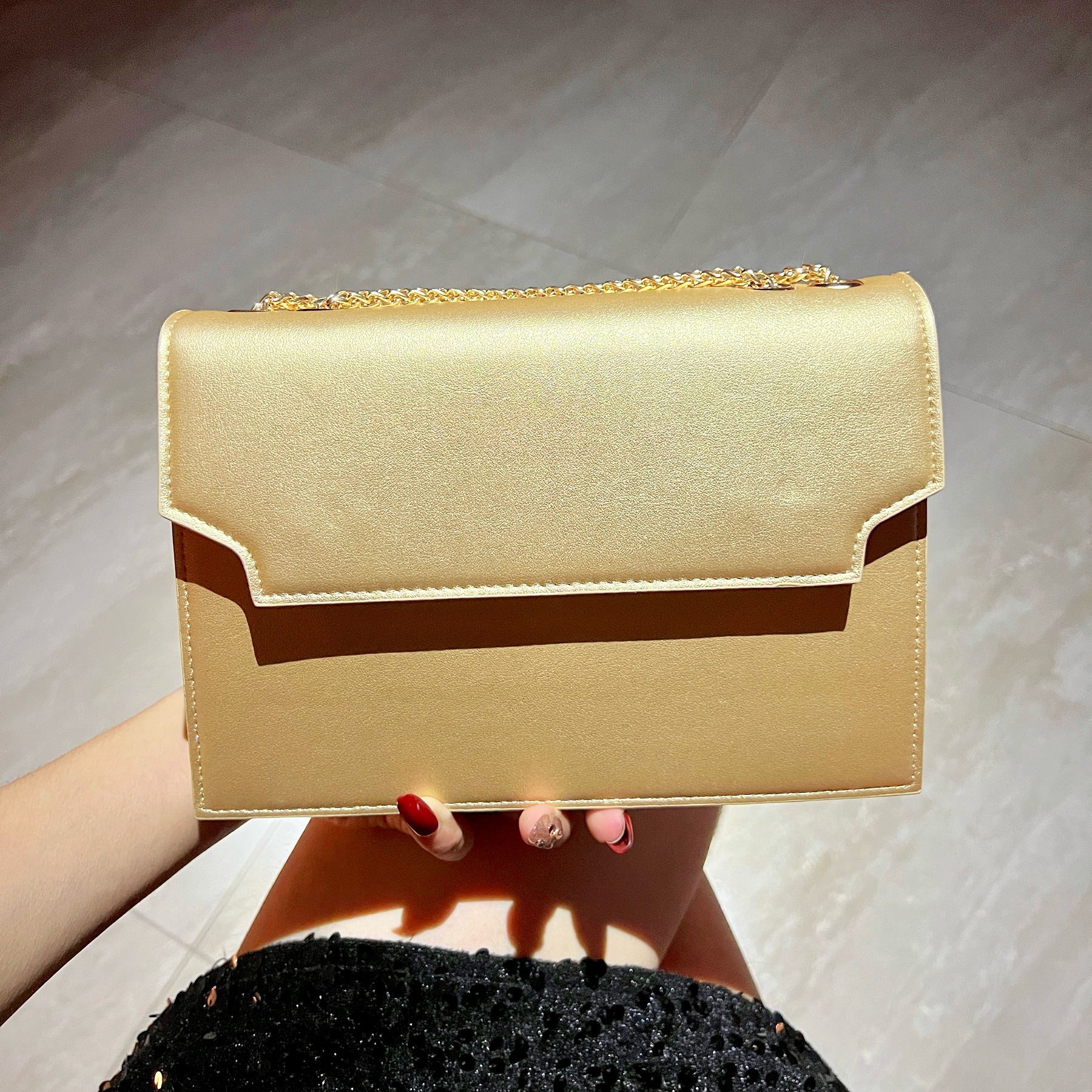 , eenvoudige en modieuze clutch voor dames, veelzijdige schoudertas met ketting, handtas, postbodetas, dames tas voor woon-werkverkeer: Goud