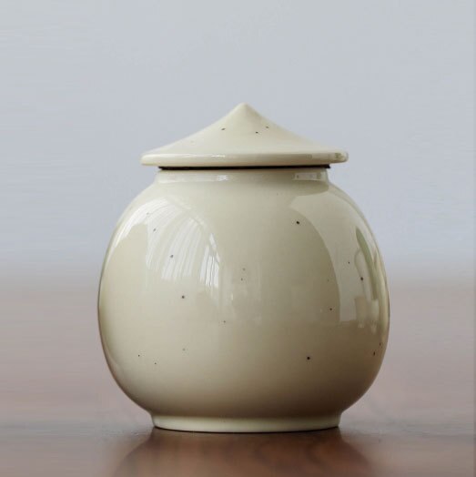 Ceramic tea cans, small sealed tea cans, tea bins, lake stone bean yellow glaze tea cans: Camel