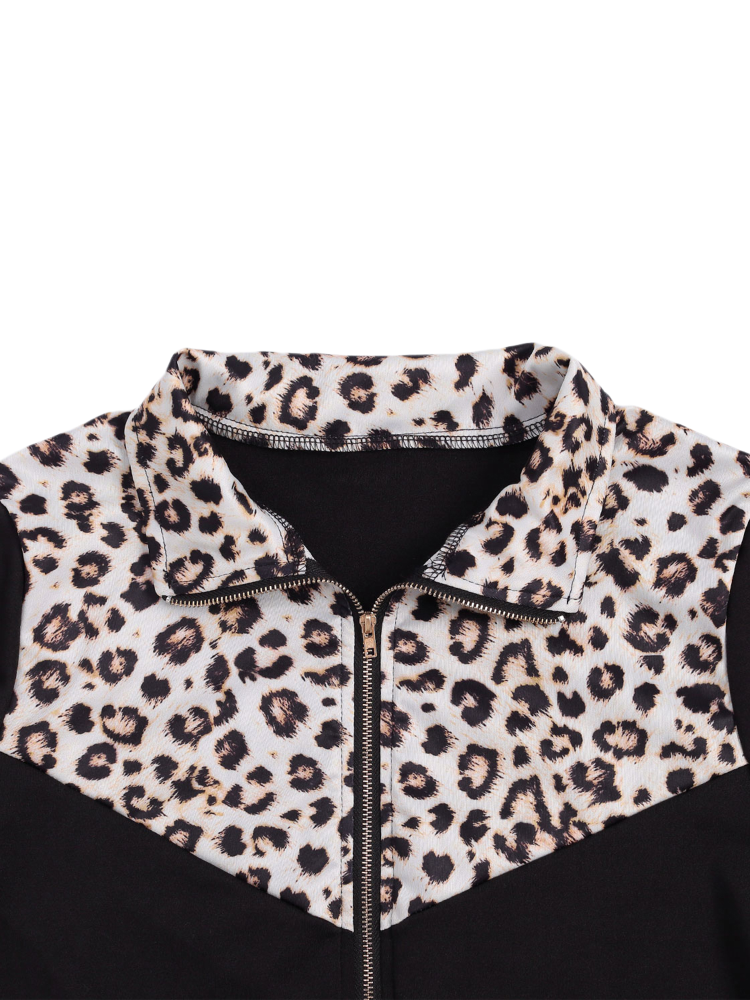 Casual damespak met luipaardprint, bestaande uit een vest met lange mouwen, opstaande kraag en ritssluiting, en een nauwsluitende, elastische sportbroek.