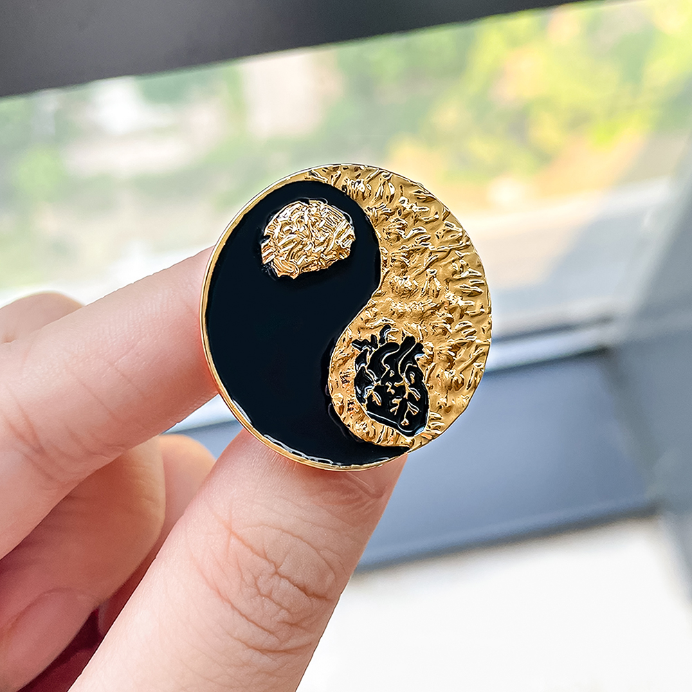 Hanreshe Yinyang corazón cerebro Pin anatomía médica Doctor enfermera solapa mochila broche insignia medicina joyería