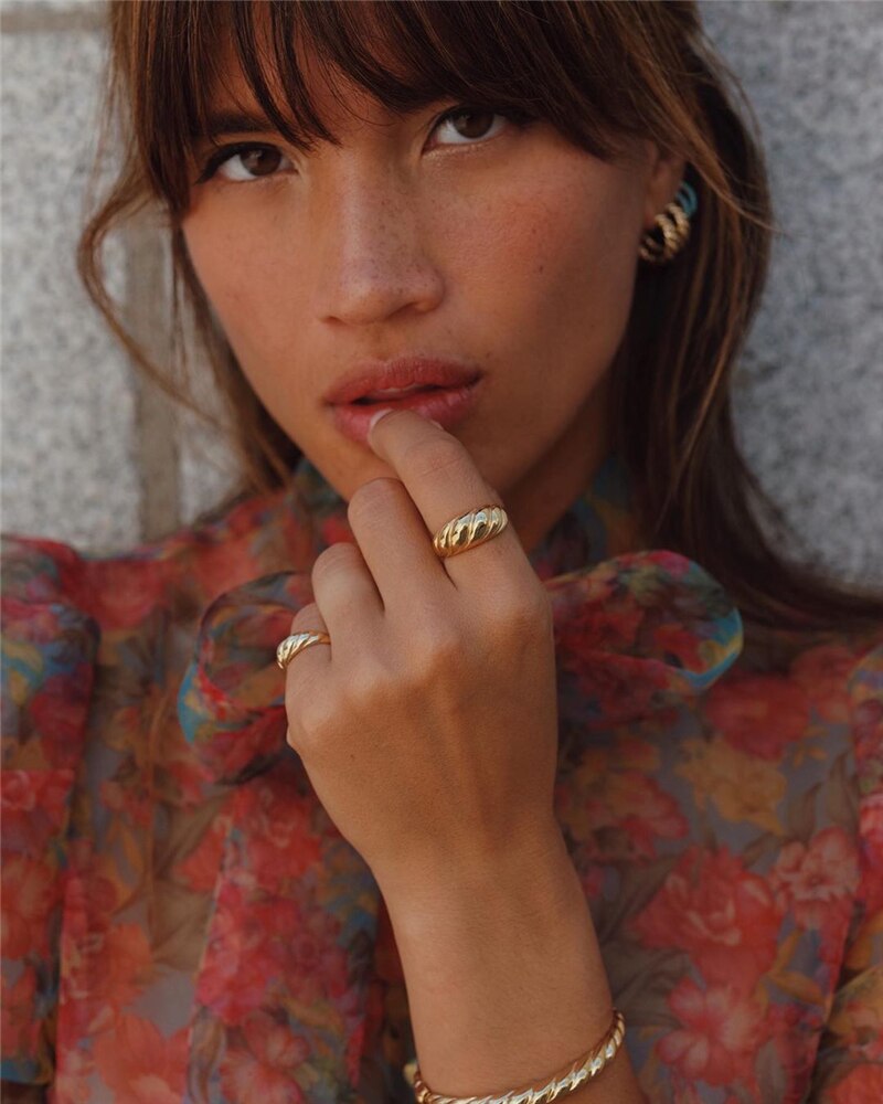 HUANZHI Neue Korea Einfache Unregelmäßige Geometrische Verdrehte Quadrat Schwarz Zirkon klobig Gold Metall Ring für Frauen Männer Partei Schmuck