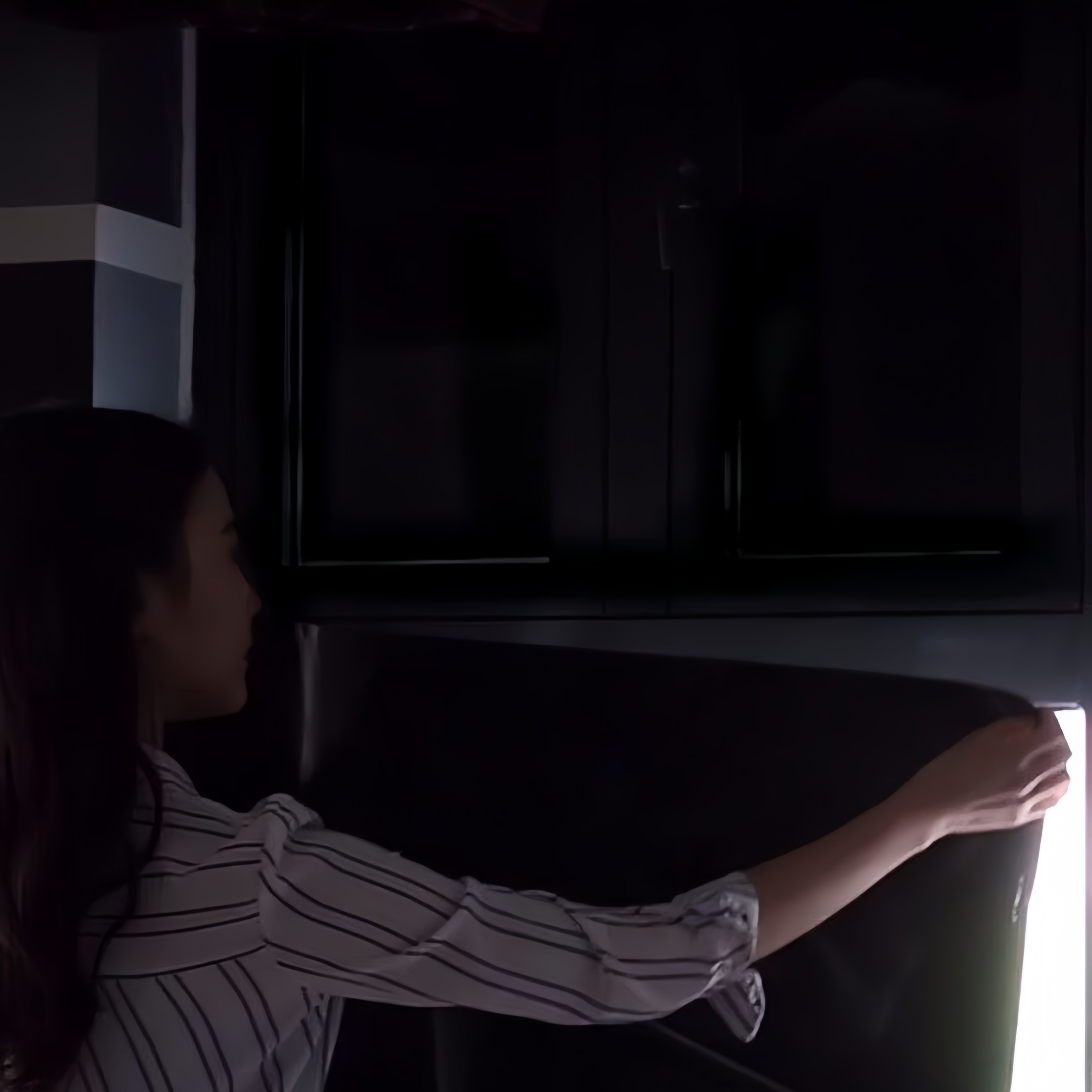 Musta läpinäkymätön lasinen itseliimautuva kalvo, uv-suoja, täysin pimentävä itseliimautuva ikkunakalvo , 100%  lasitarraa toimistoon ja kotiin