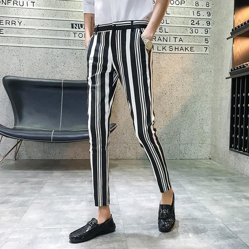 Costume d'affaires, pantalon à rayures, chanteur, personnalité, spectacle sur scène, coupe cintrée, Vintage, décontracté