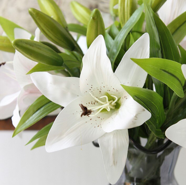 1pc ægte touch 3 hoveder kunstig blomst lilje blomst til bryllup dekoration hjem bord tilbehør fest dekoration: Hvid