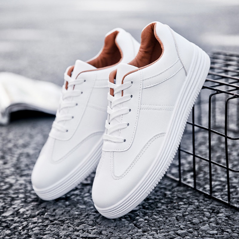 Män sneakers mjukt läder fritidsskor platt märke sneakers herr vita skor svarta plattor