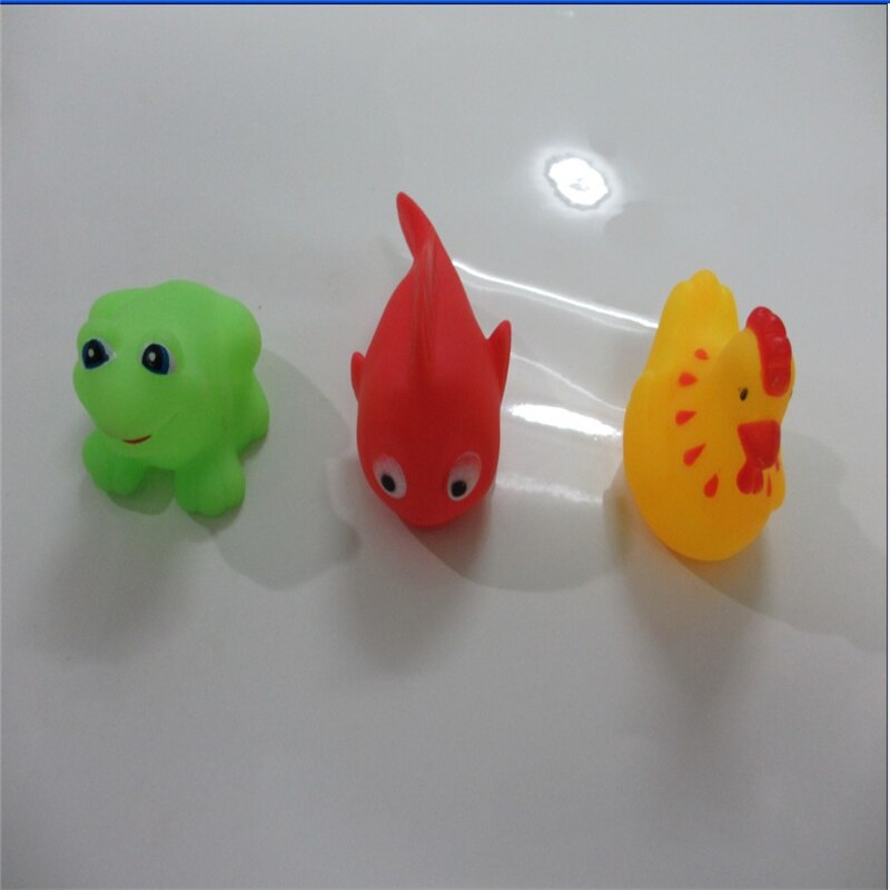 13 stk / sæt bad svømme vandlegetøj til baby blandet dyr legetøj farverige bløde gummi flydende dyr klemme lyd knirkende bad legetøj