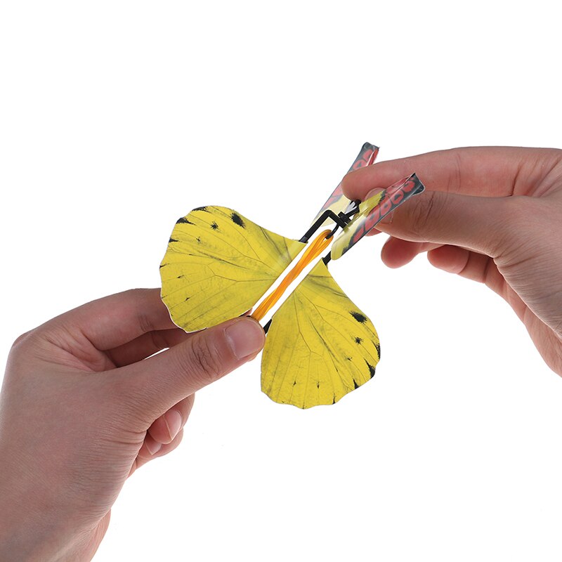 Willekeurige 1pc magische vlinder vliegende kaart speelgoed met lege handen zonnevlinder bruiloft magische rekwisieten goocheltrucs