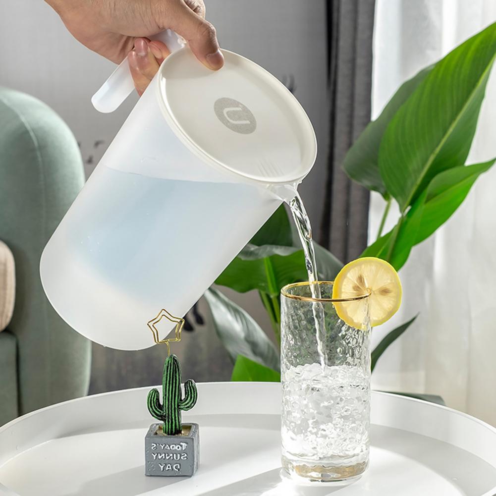 Ergonomic Handle Transparent Large Plastic Pitcher with Lid and Spout for Juice