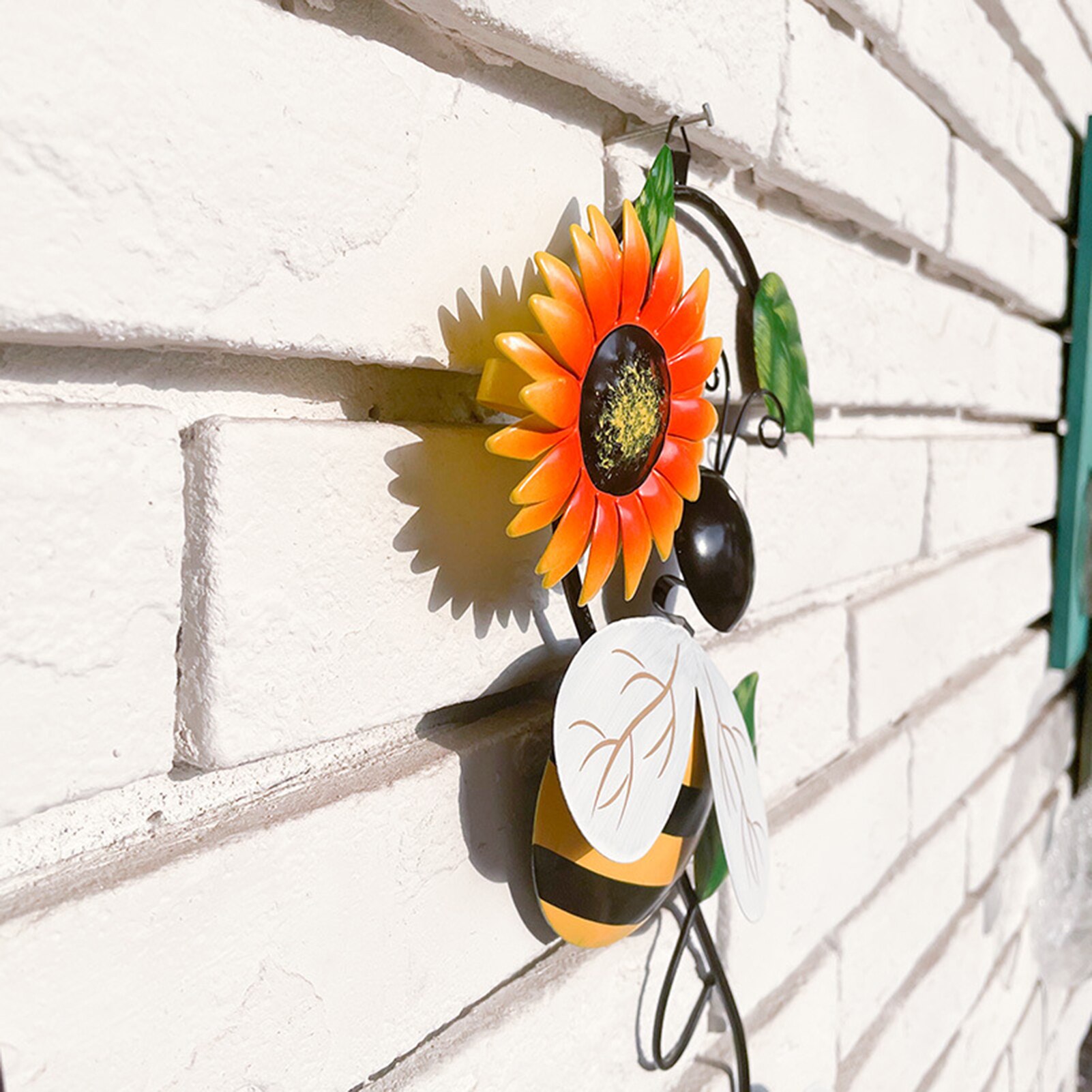 3D Wall Decoration Metal Bee Iron Bug For Home Garden Wall Decor Art Decorative Sculpture With Green Leaf