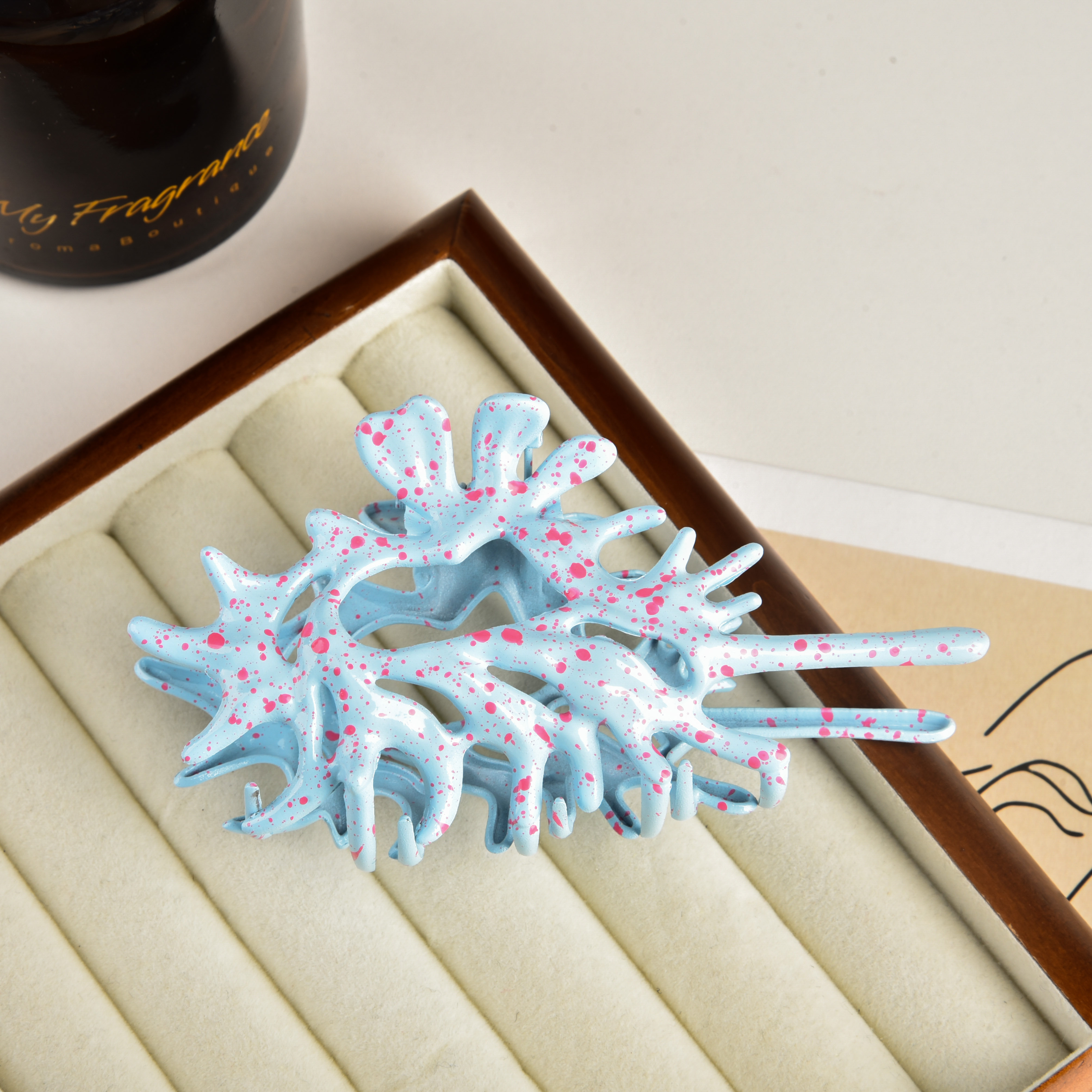 Creativity Unique Colorful Alien Metal Conch Hair Claws for Women Girl Y2K Hollow Headwear Shell Crab Hair Clip Hair Accessories: black