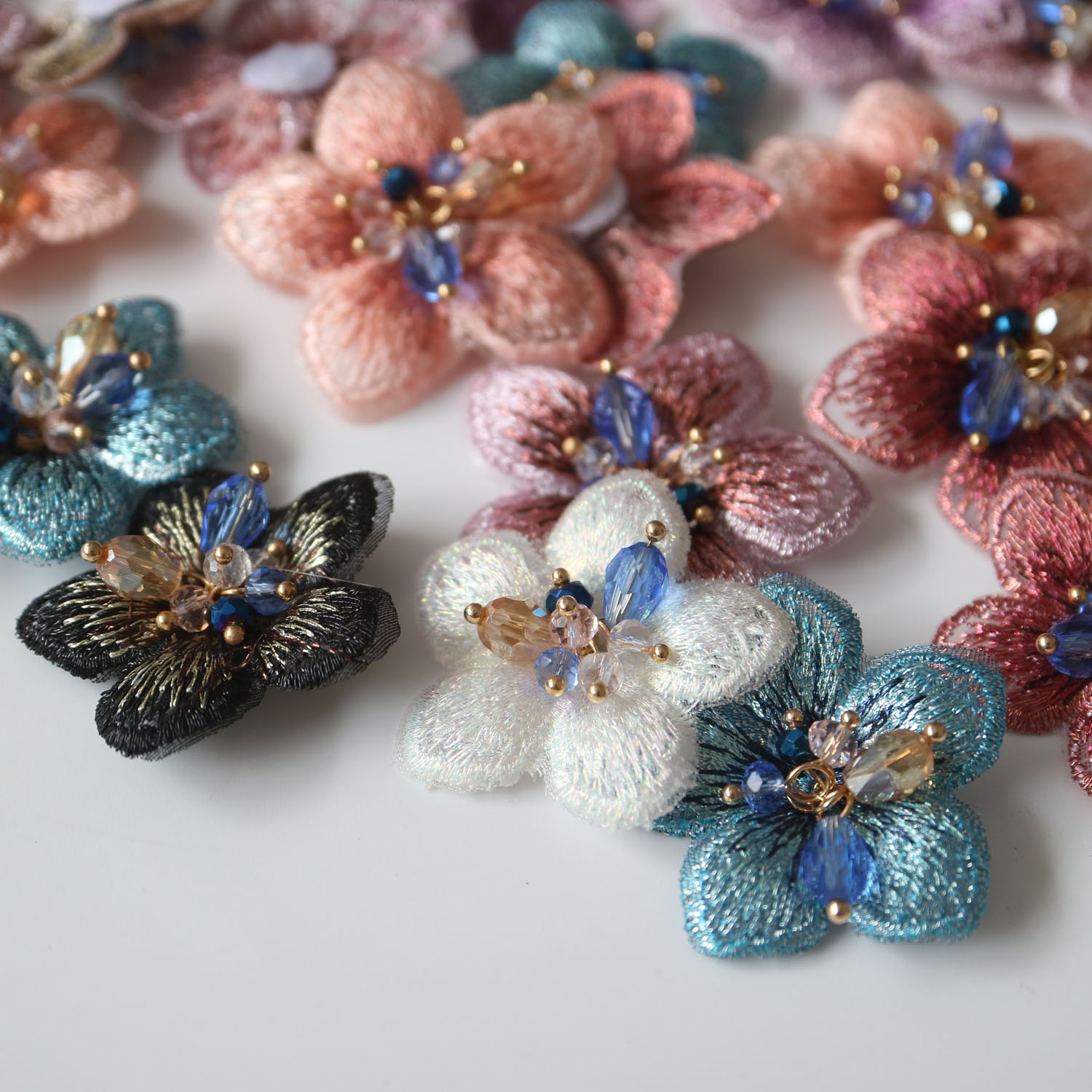 4 Uds DIY parches de cuentas de diamantes de imitación de flores 3D para ropa apliques de encaje bordado para bolsos parches decorativos apliques insignia