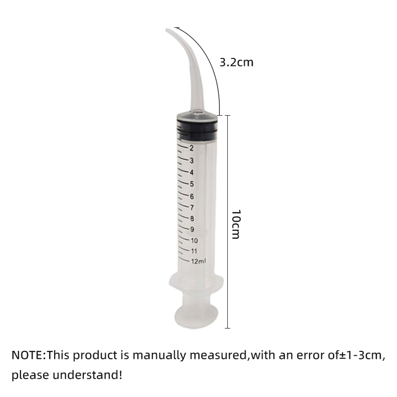 Oorspoelapparaat om de gehoorgang na een piercing te reinigen met absorberend water.