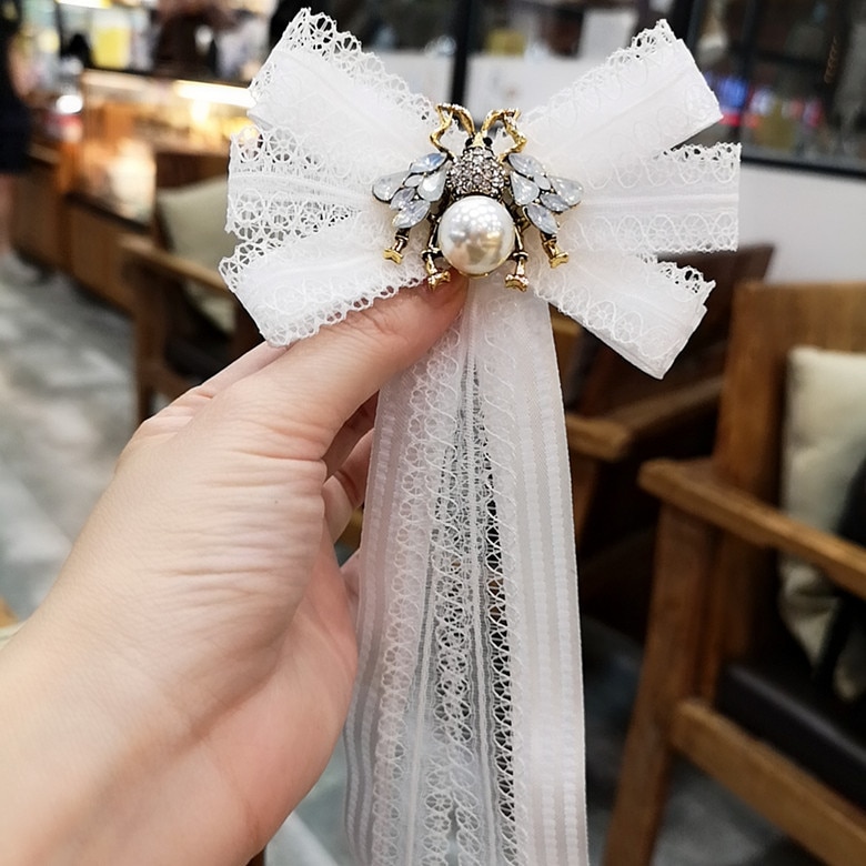 Korean Kristall Bienen Weiß Spitze Bowtie Brosche Band Bowkont Krawatte Hemd Corsage Elegante Broschen Kleidung Frauen Zubehör